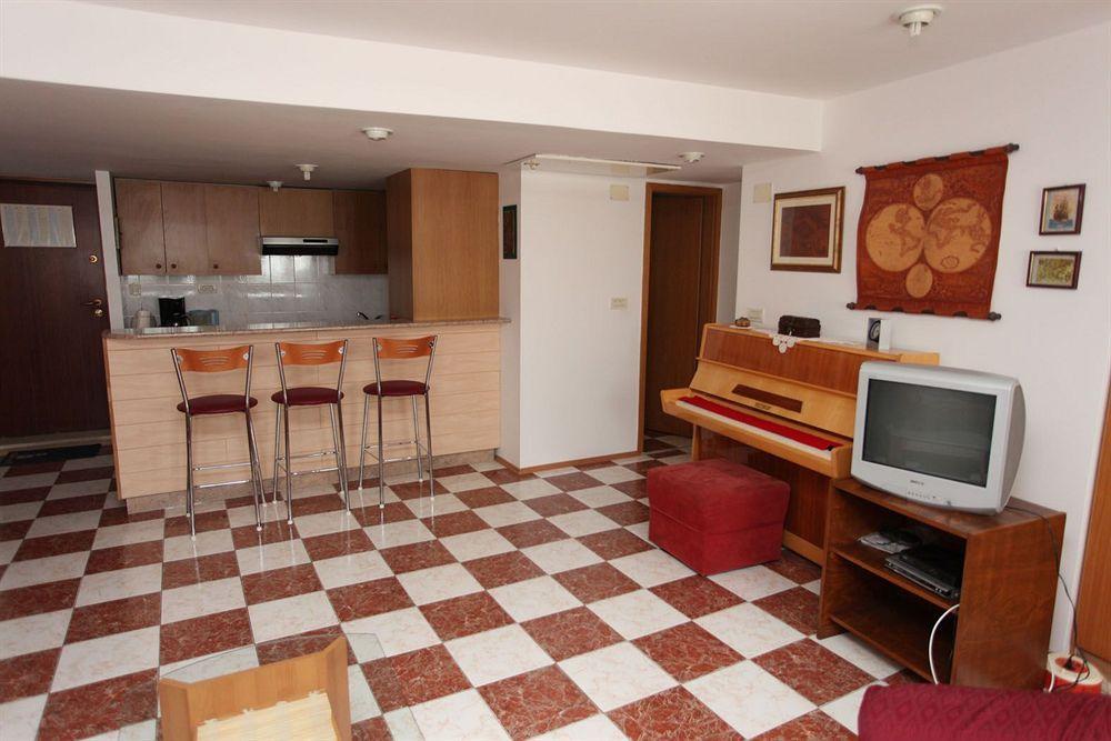 Split Apartments Peric 외부 사진